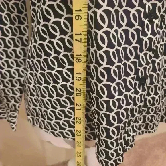 CHICOS Playful Loop Blouse Wrinkle Free Long Sleeve Button Closure V-neck XS - Picture 6 of 9